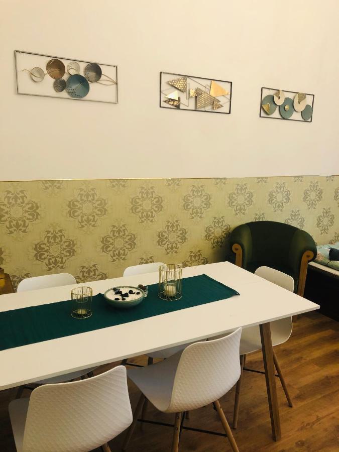 Modern Classic On Kiraly Budapest Luaran gambar