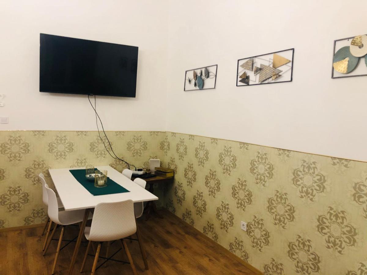 Modern Classic On Kiraly Budapest Luaran gambar
