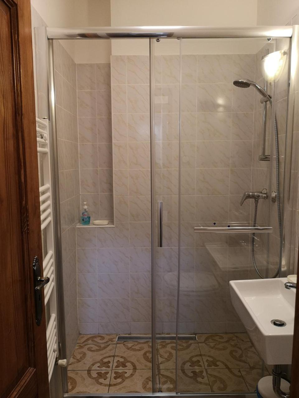 Modern Classic On Kiraly Budapest Luaran gambar
